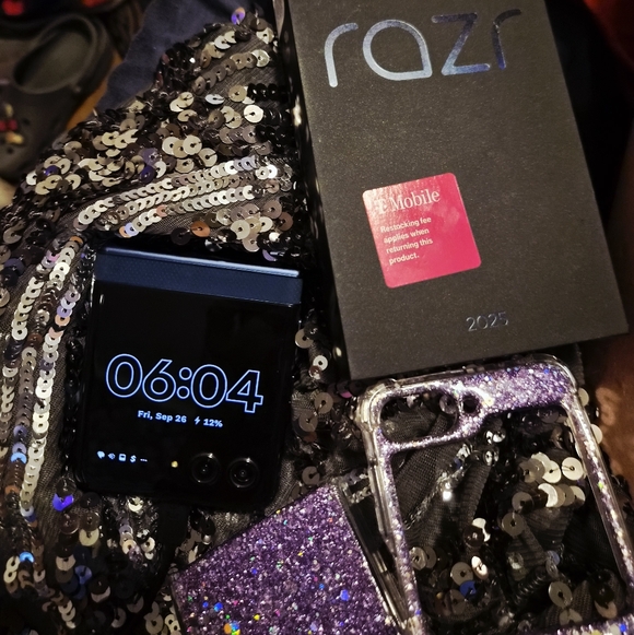 UNLOCKED Motorola Razor 2025 - Picture 3 of 8